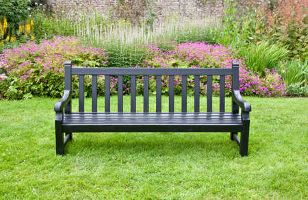 Garden bench in front on large flower bed
の写真素材