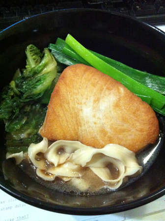 Mackerel steak on Taiwanese big flat rice noodle in salty onion soupの素材