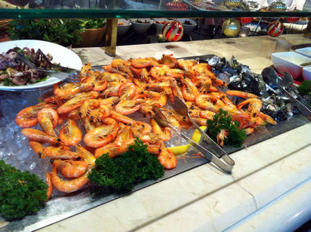 Salty steamed fresh sea Queensland prawns on ice bedの素材