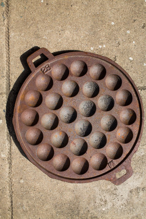 kanom krok, thai coconut rice hotcake pan, rusty panの写真素材