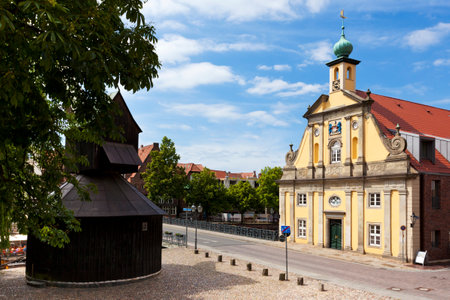 Old warehouse and historic wooden crane at LÃ¼neburg のeditorial素材