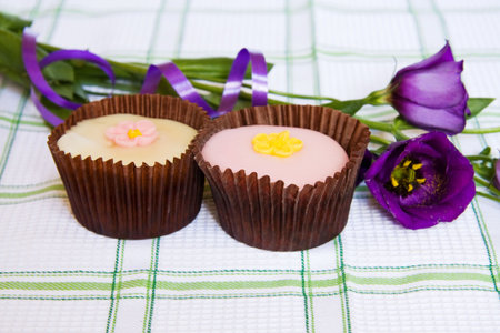 Cupcakes with purple spring flowersの写真素材