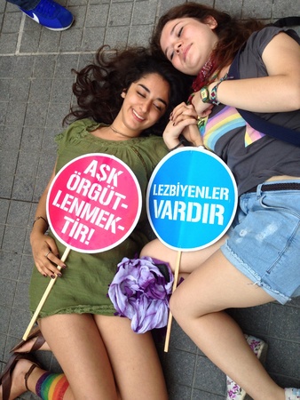 Girls on gay prideの素材