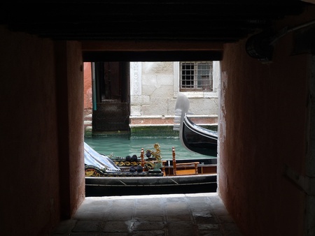 door on canal in veneziaの写真素材