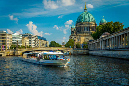Tour boat on the Berlin Spreeのeditorial素材