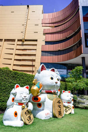 BANGKOK - JULY 11: View of a large Beckoning Cat sculpture at the Gateway Ekamai shopping mall on July 11, 2015 in Bangkok, Thailand. The Japanese themed mall has features 400 stores over 8 floors.のeditorial素材