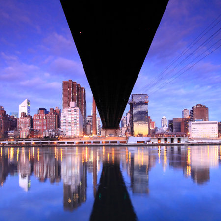 New york city skyline at Queen Bridgeのeditorial素材