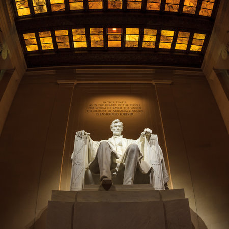 Lincoln Memorial statue at night, Washington, DCのeditorial素材