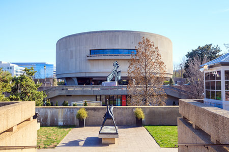 WASHINGTON, D.C - APRIL 10: Hirshhorn Art Museum Courtyard Exterior, and Fountain on July 16, 2008 in Washington, D.C USA. An art museum filled with modern art by many famous artists lilke Picassoのeditorial素材