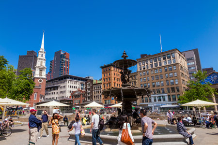 BOSTON - MAY 30: Fountain in Park Street with the Steeple of Park Street Church in the background on May 30, 2014 in Boston Common, Boston, MAのeditorial素材