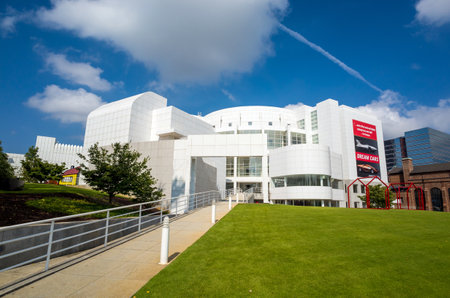 Atlanta - August 4 : High Museum of art in midtown Atlanta on August 4, 2014. Located on Peachtree Street in Midtown, the city's arts district, the High is a division of the Woodruff Arts Center.のeditorial素材