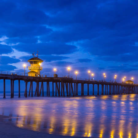 The Huntington Beach pier at sunrise, CAの写真素材
