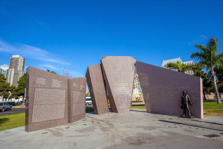 SAN DIEGO-SEP 28, 2014: U.S.S. San Diego (CL-53) Memorial in San Diego, on September 28, 2014. The monument's soaring 28-foot tall central element, which resembles a ship's bowのeditorial素材