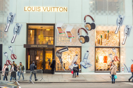 NEW YORK CITY - FEB 13: Shopping street at 5th Avenue in NYC with tourists on  February 13, 2015. It is considered among the most expensive and best shopping streets in the world.のeditorial素材