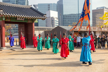 Seoul, South Korea-NOV 7: The ceremony changing of the guards at Gyeongbokgung Palace on November 7, 2014 in Seoul, Korea. The guards wear colorful uniforms in the pageant.のeditorial素材