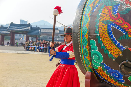 Seoul, South Korea-NOV 7: The ceremony changing of the guards at Gyeongbokgung Palace on November 7, 2014 in Seoul, Korea. The guards wear colorful uniforms in the pageant.のeditorial素材