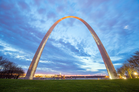 St. Louis Gateway Arch in Missouri at twilightのeditorial素材