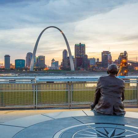 St. Louise - APRIL 11 : Downtown  St. Louis on April 11, 2015 The city developed along the western bank of the Mississippi River, which forms Missouri's border with Illinois.のeditorial素材