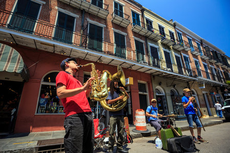 NEW ORLEANS - AUGUST 25: The French Quarter in New Orleans on August 25, 2015, a jazz band plays jazz melodies in the street for donations from the touristsのeditorial素材