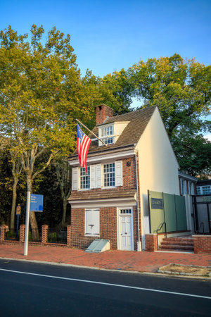 PHILADELPHIA - OCT 19: The historic Betsy Ross house tourism landmark with hanging American flag in Old City Philadelphia  on October 19, 2015.のeditorial素材