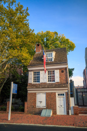 PHILADELPHIA - OCT 19: The historic Betsy Ross house tourism landmark with hanging American flag in Old City Philadelphia  on October 19, 2015.のeditorial素材