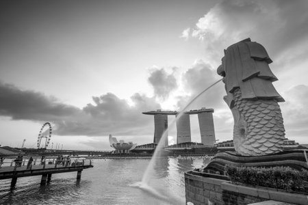 SINGAPORE-DEC 16, 2014: Merlion statue fountain in Merlion Park and Singapore city skyline on December 16, 2014. This fountain is one of most well known icons of Singaporeのeditorial素材
