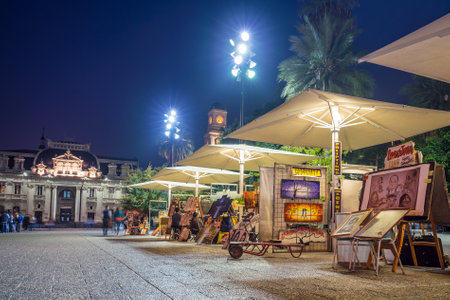 SANTIAGO, CHILE - May 7: Art shop at Plaza de Armas on May 7, 2016 in Santiago, Chile.のeditorial素材