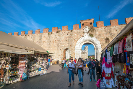 PISA, ITALY - OCT 19: Souvenir shops in front of gate of Pisa on October 19, 2017 in Italy.のeditorial素材