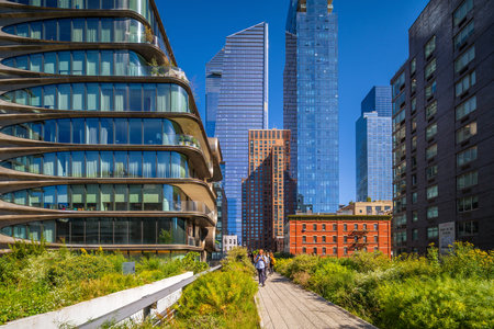 NEW YORK, USA - SEPTEMBER 27, 2022: The High Line, a famous public park in Manhattan United Statesのeditorial素材