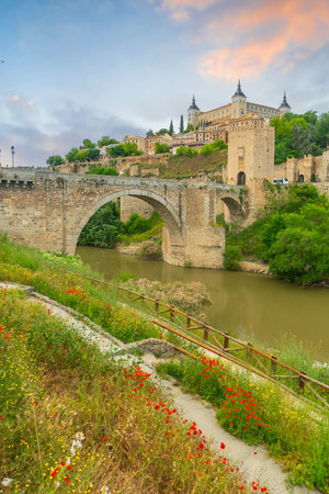 Alcazar and Alcantara Bridge, an arch bridge in Toledo, Spainの写真素材