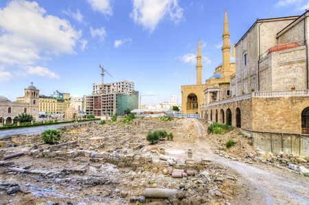 A view of the Saint George Maronite Cathedral and the Mohammad Al-Amin Mosque at the historic centre of Beirut, in Lebanon  Beautiful and picturesque religious architecture in the centre of Beirut, Downtown の写真素材