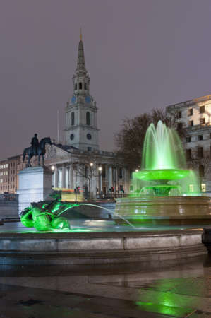 fountain and the church of st martin in the field, at trafalgar square, by nightのeditorial素材