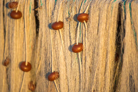 Fishing net and its orange floating devices