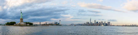 The waterfront of the business district of Lower Manhattan, New Yorkの写真素材