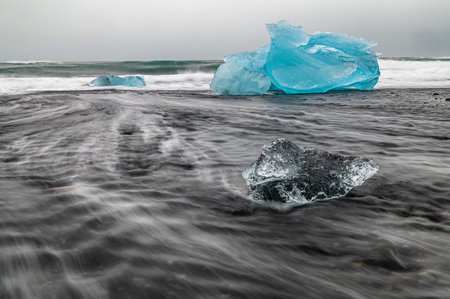 Icebergs coming from Vatnajokull located on the Diamond Beach near Jokulsarlon, in South Icelandの写真素材