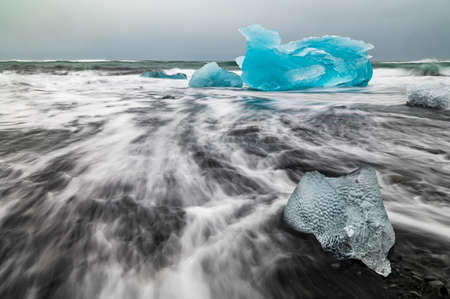 Icebergs coming from Vatnajokull located on the Diamond Beach near Jokulsarlon, in South Icelandの写真素材