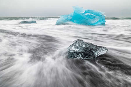 Icebergs coming from Vatnajokull located on the Diamond Beach near Jokulsarlon, in South Icelandの写真素材