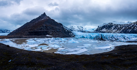 Icebergs coming from Vatnajokull located on the Diamond Beach near Jokulsarlon, in South Icelandの写真素材