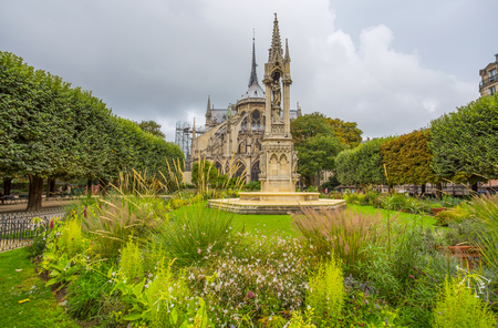 PARIS, FRANCE, SEPTEMBER 6, 2018 - Apse of Notre-Dame de Paris and La fontaine de la Vierge from Square Jean-XXIII. Paris, Franceのeditorial素材