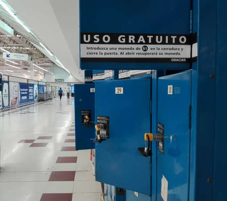 Free use metal locker in the supermarket. Sign indicating in spanish: Insert a $ 1 coin in the lock and close the door. When you open it, you will get your coin back.のeditorial素材