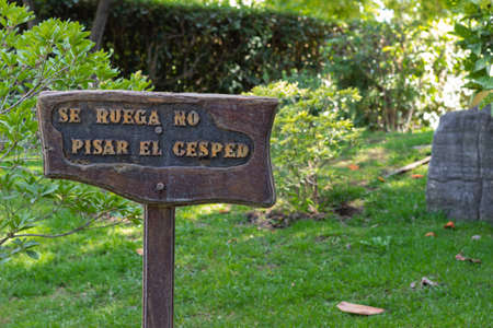 Sign indicating in spanish: please do not step on the grass.