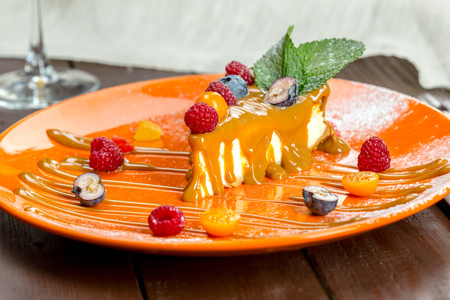 Cheesecake with fresh berriesの写真素材