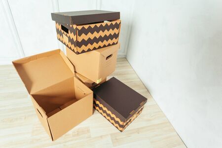 Big cardboard boxes standing insinde a roomの写真素材