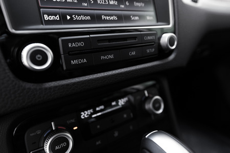 Smart multimedia touchscreen system for automobile