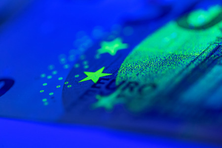 checking money close upの写真素材