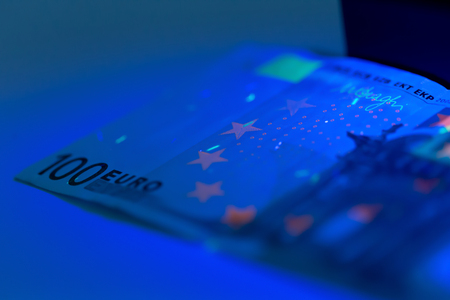 checking money close upの写真素材