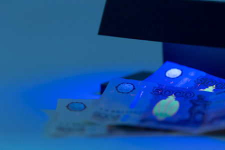 checking money close upの写真素材