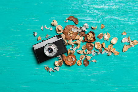 Old retro camera on wooden table backgroundの写真素材