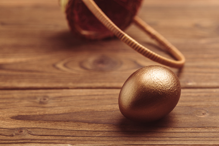 gold eggs on wooden tableの写真素材