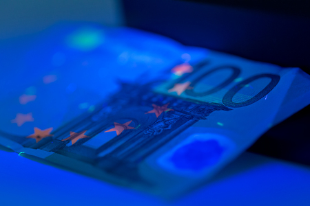checking money close upの写真素材